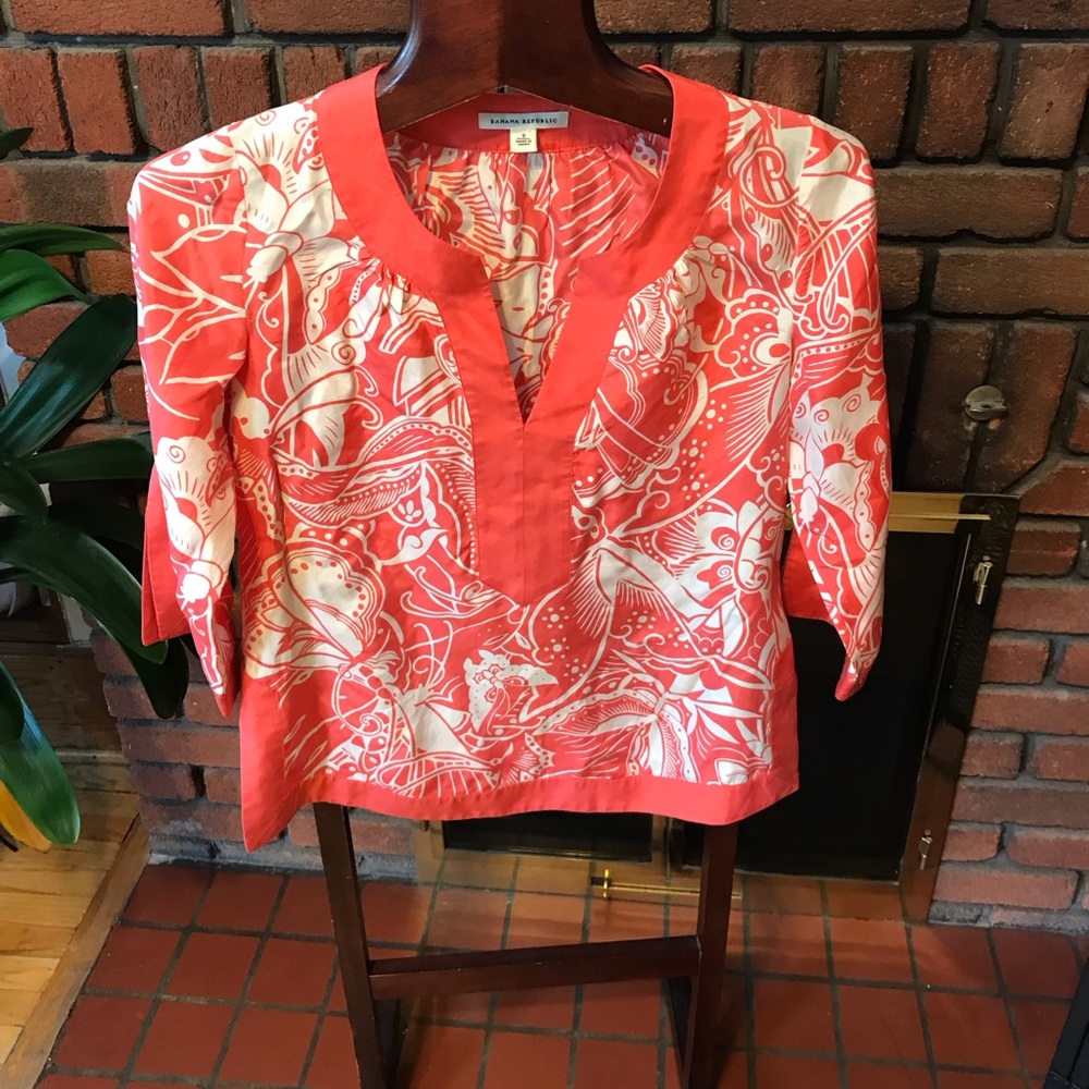 Used once like new Banana Republic silk blouse I’ve XS